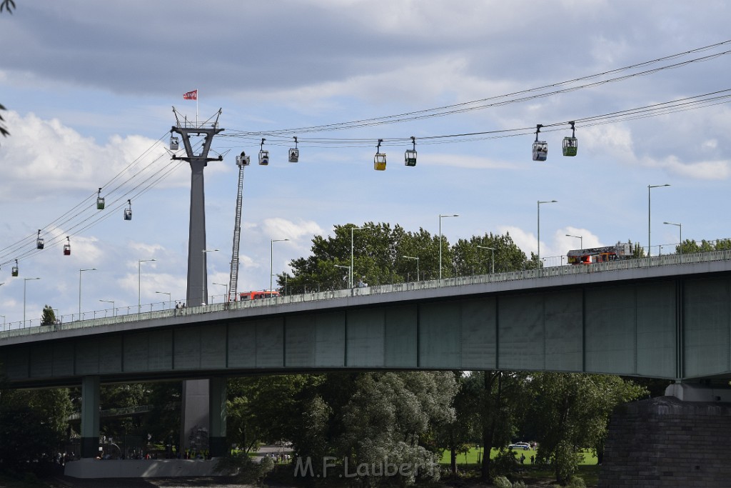 Koelner Seilbahn Gondel blieb haengen Koeln Linksrheinisch P117.JPG - Miklos Laubert